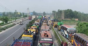 যমুনা সেতুর যানজট। ঢাকা-টাঙ্গাইল-যমুনা সেতু মহাসড়কে যমুনা সেতুর আগে প্রায় ২৫ কিলোমিটার এলাকাজুড়ে যানবাহনের ধীরগতি ও কোথাও কোথাও যানজটের সৃষ্টি হয়েছে। শুক্রবার (৬ জুন) ভোর থেকে শুরু হওয়া এই পরিস্থিতিতে যাত্রী ও চালকেরা পড়েছেন চরম ভোগান্তিতে।